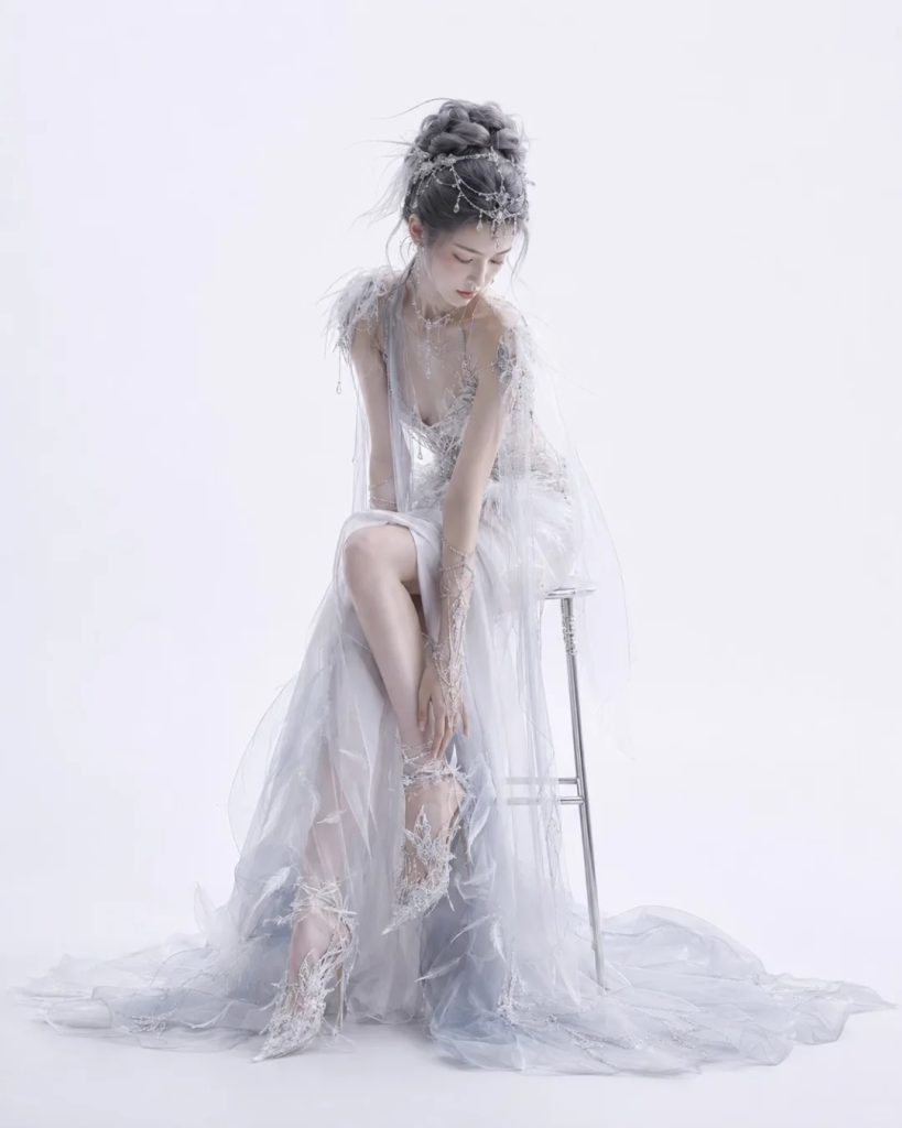 冰雪精灵高定礼服东方幻想女性角色 AI 绘画提示词