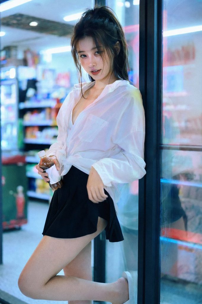 深夜便利店 35mm 胶片霓虹人像 AI 提示词