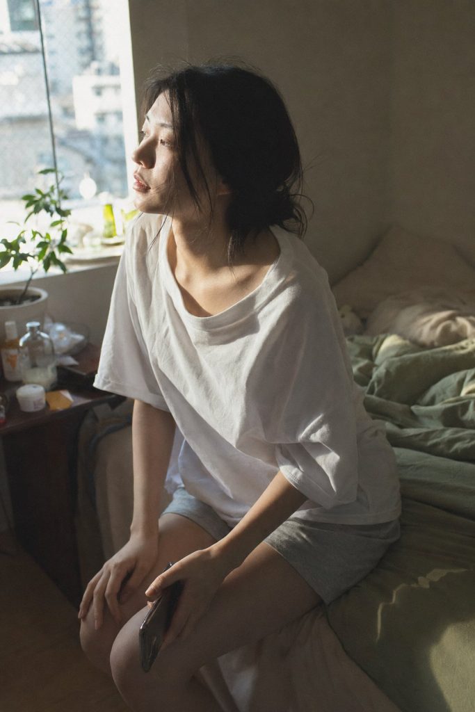 清晨卧室自然抓拍 日系素颜女性日常摄影 AI 提示词