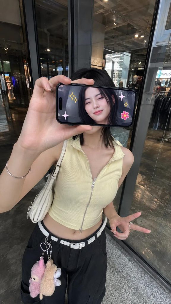 店内玻璃反射创意人像 手机屏映出脸部写实 AI 提示词