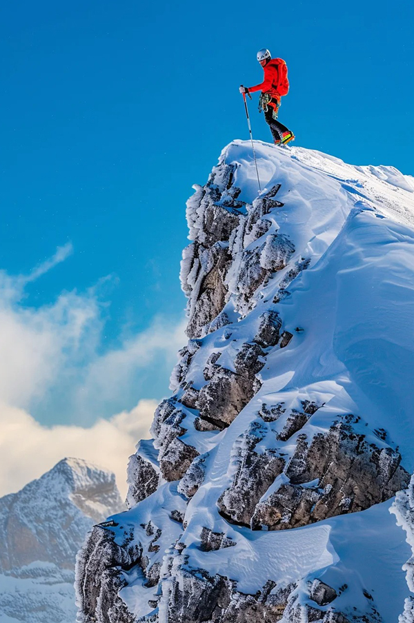 红色登山服登山者雪山山顶AI绘画提示词 – 壮丽极限风光摄影模板