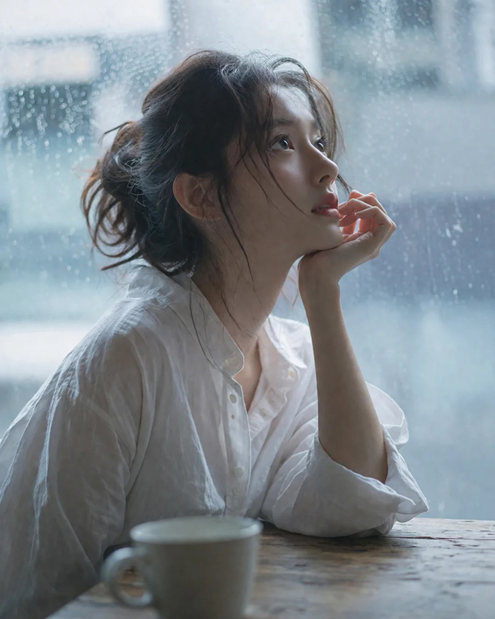 雨天咖啡馆氛围感肖像AI绘画提示词 – 电影感情绪人像模板