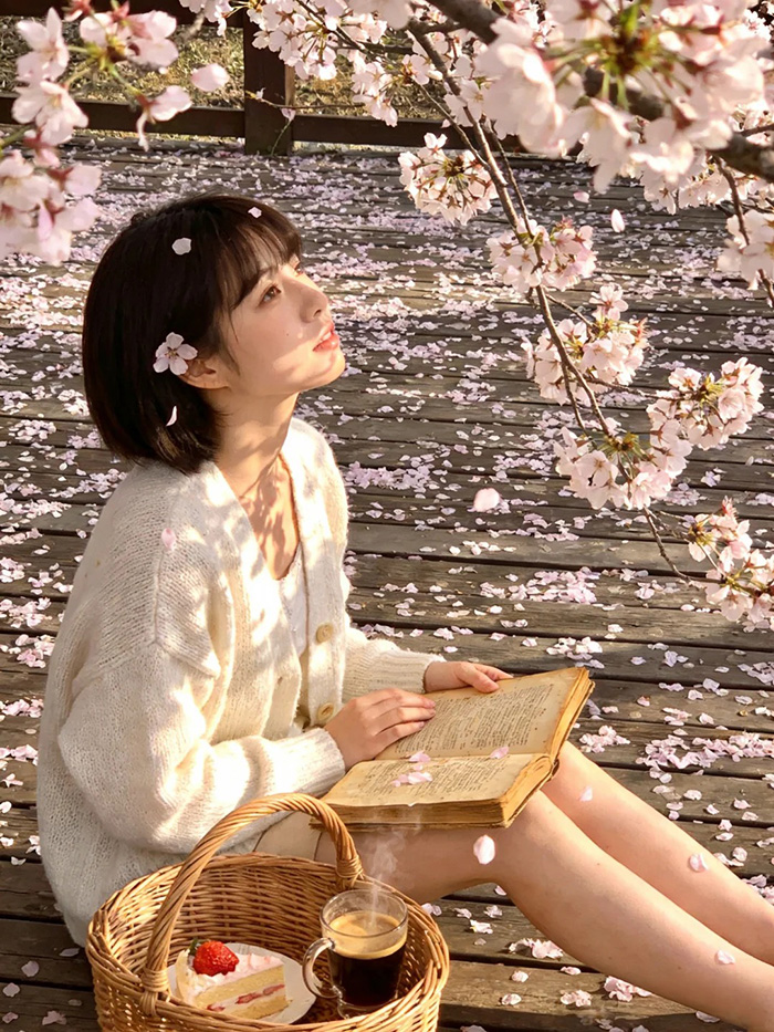 电影写真春日樱花少女AI绘画提示词 – 日系清新治愈人像模板