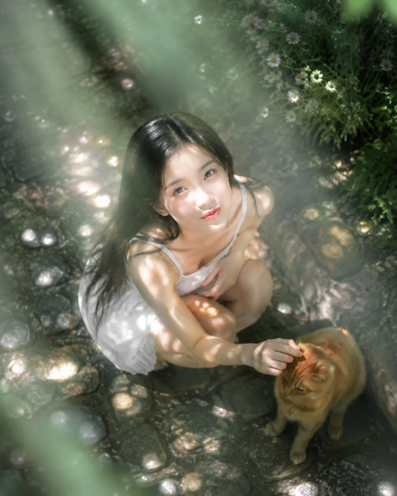 俯拍木漏日光影治愈系人像AI绘画提示词 – 花园逗猫写真模板