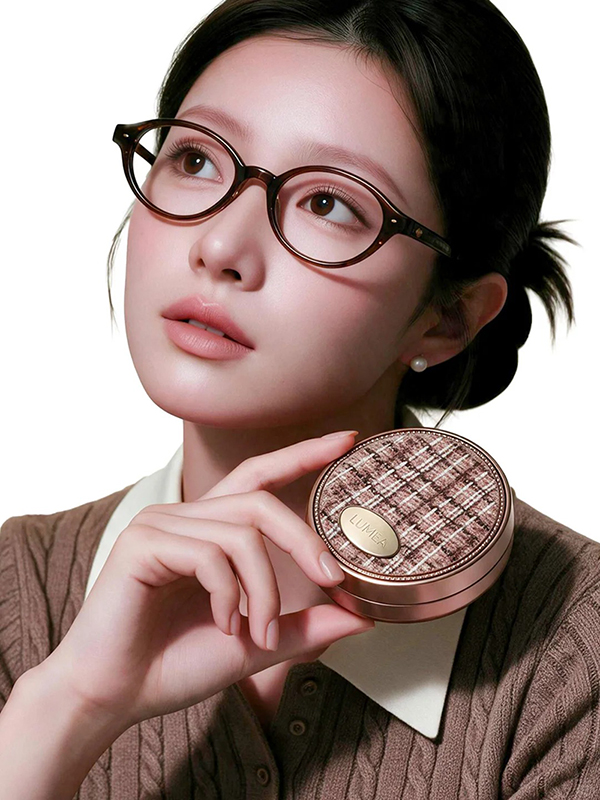 8K商业美妆时尚摄影东亚女性办公桌海报AI绘画提示词 – 小香风高级质感模板